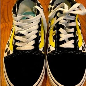 The Vans X SpongeBob Old Skool Off The Wall sneakers. Mens 9, Womens 10.5